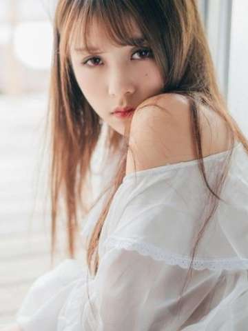 白衣飘飘 美艳动人