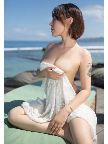 甜蜜少妇艾莉娇羞欲滴美乳真空若隐若现