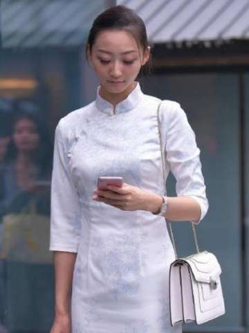 旗袍美女，笑起来真甜啊