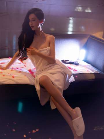 女神奶瓶土肥圆私房Spa按摩脱性感内衣露油亮肌肤撩人诱惑写真