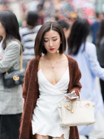 美女出门绝对没穿胸罩，为何不见凸点！