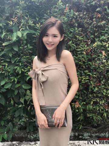 超甜笑容的小美女，心都要融化了！