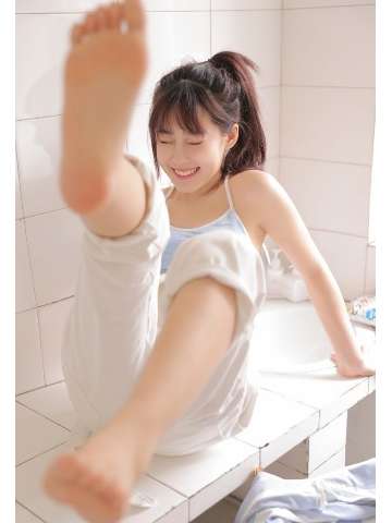 丰胸小美女低胸吊带迷人惹火图片